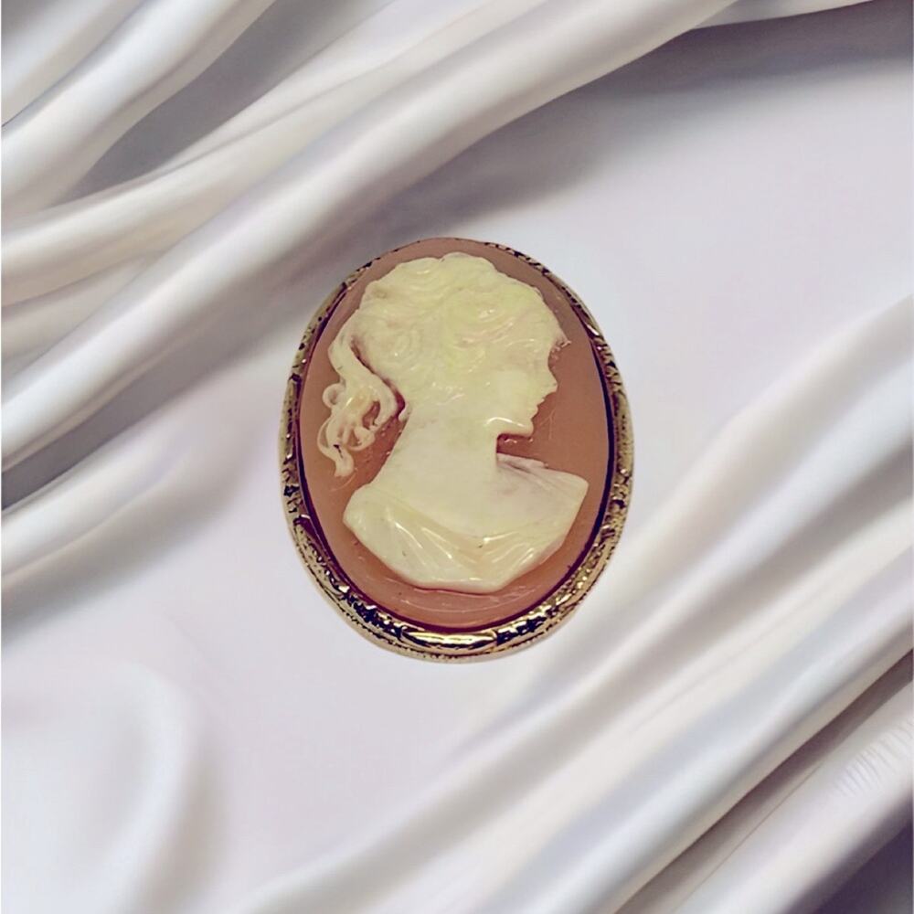 Vintage gold toned cameo brooch